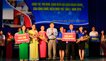 Đồng chí Nguyễn Duy Bắc trao giải nhất và nhì cho 2 đội  xuất sắc nhất cuộc thi
