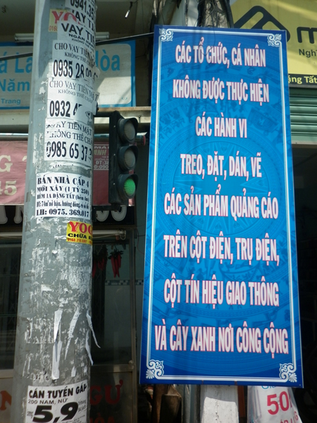 Dán quảng cáo trên cột đèn tín hiệu