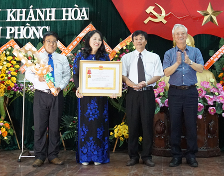 Đón nhận Huân chương Lao động hạng Nhất