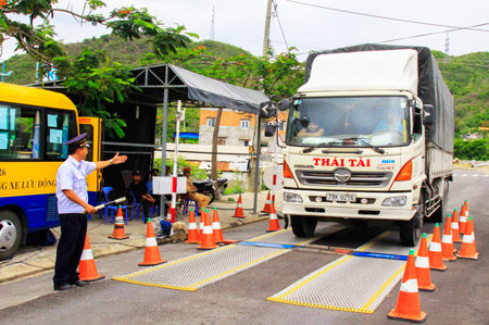 Xe qua trạm cân lưu động tại khu vực Vĩnh Lương