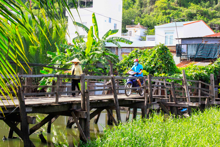 Cầu gỗ dân sinh nhiều năm sử dụng đã xuống cấp, người dân đi lại gặp khó khăn hơn