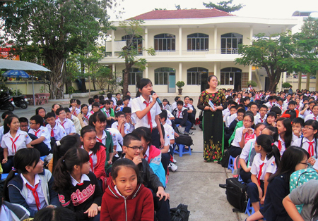  Học sinh Trường THCS Thái Nguyên (TP. Nha Trang) tham gia chương trình phát động ngày hội sử dụng tiếng Anh năm 2015