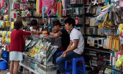 Hiểm họa từ pin, sạc điện thoại không rõ nguồn gốc