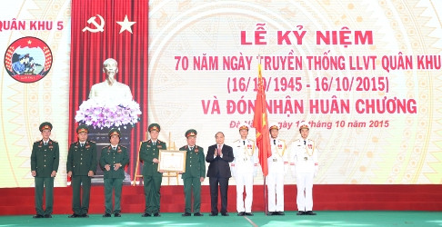 Phó Thủ tướng Nguyễn Xuân Phúc trao Huân chương Quân công hạng nhất cho LLVT Quân khu 5. Ảnh: VGP/Lê Sơn