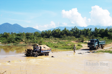 Vẫn tái diễn tình trạng khai thác cát lậu sau khi doanh nghiệp Trần Bình rút đi