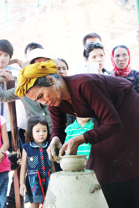 Làm gốm Chăm ở Khu di tích Tháp Bà Ponagar