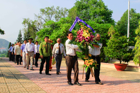 Các cựu chiến binh Sư đoàn Bộ binh 2 viếng nghĩa trang liệt sĩ Hòn Dung.