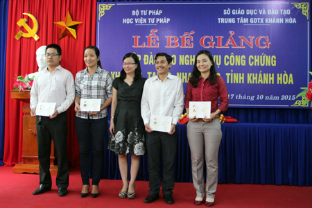 Bế giảng lớp đào tạo nghiệp vụ công chứng khóa 16