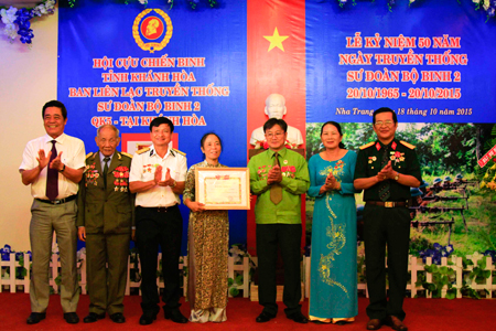 Ông Lê Thanh Quang (bìa trái) trao bằng khen của Trung ương Hội Cựu chiến binh Việt Nam cho tập thể ban liên lạc