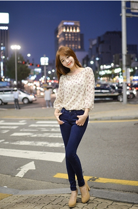 Quyến rũ hơn với áo sơ mi cổ tròn cho mùa thu