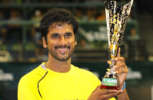 Saketh Myneni nâng Cup vô địch. Ảnh: Đức Đồng.