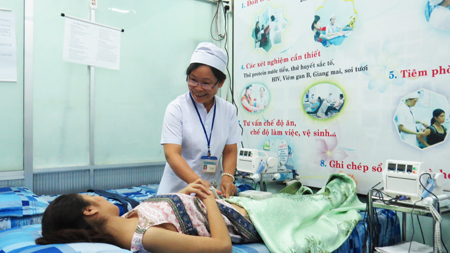 Khám thai tại Trung tâm Chăm sóc sức khỏe sinh sản tỉnh
