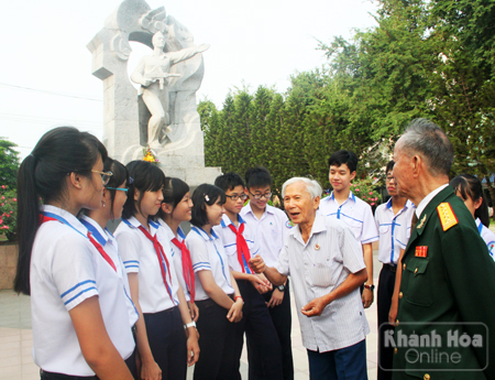 Chiến sĩ 23-10 kể chuyện lịch sử với học sinh Trường THCS Võ Văn Ký (Nha Trang)