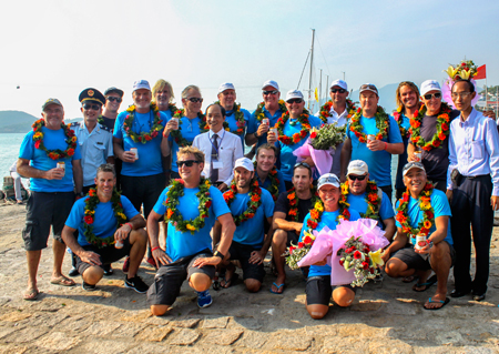 Một đội đua vừa cập vịnh Nha Trang. (Ảnh do Ban tổ chức cung cấp)