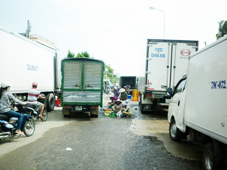 Nguy hiểm khi buôn bán giữa đường