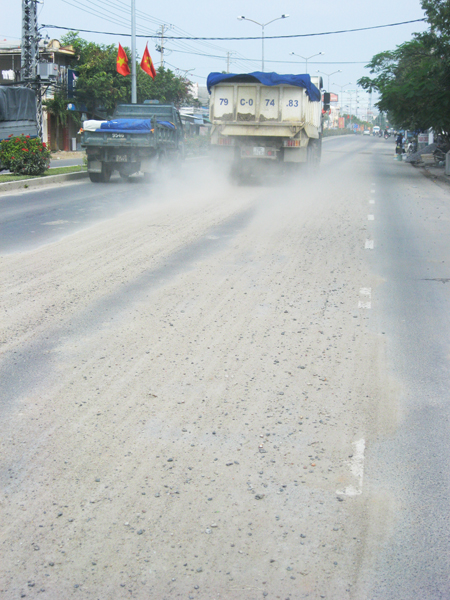 Xe chở đất rơi vãi