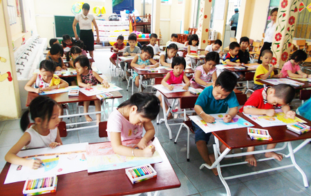 Các bé vẽ tranh tại hội thi