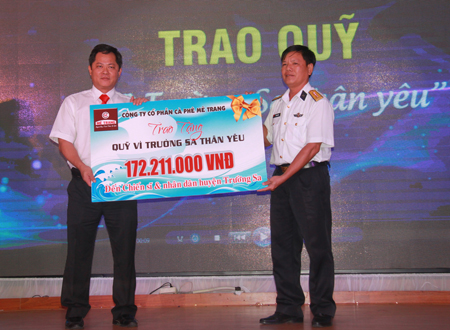 Đại diện huyện đảo Trường Sa nhận số tiền tượng trưng từ lãnh đạo Công ty Cổ phần Cà phê Mê Trang