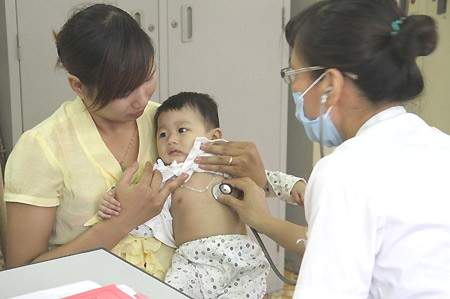 Thăm khám cho bệnh nhi bị viêm phổi tại BV Xanh Pôn. Ảnh: Kim Anh