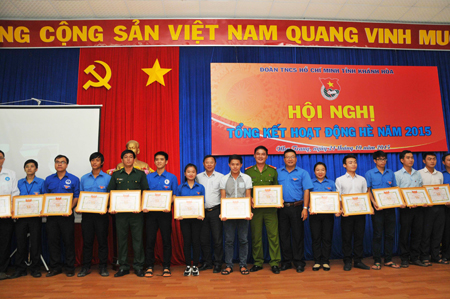 Các đại biểu trao bằng khen cho các tập thể, cá nhân.