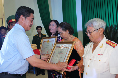 Thừa ủy quyền của Chủ tịch nước, ông Lê Thanh Quang trao danh hiệu Bà mẹ Việt Nam anh hùng cho thân nhân các mẹ.