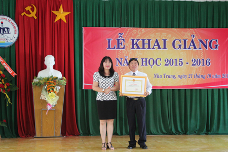 Bà Hoàng Thị Lý, Phó Giám đốc Sở Giáo dục và Đào tạo trao giấy khen cho nhà trường. 