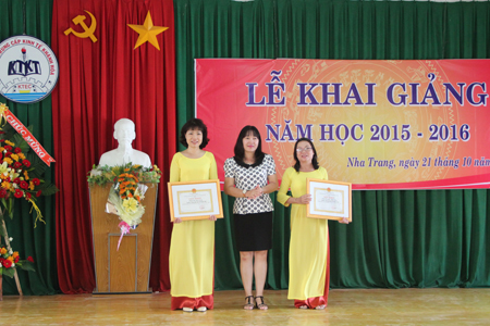 Bà Hoàng Thị Lý, Phó Giám đốc Sở Giáo dục và Đào tạo trao giấy khen cho 2 tập thể của trường. 