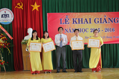 Ông Đỗ Thành Trung, Phó phòng Giáo dục Thường xuyên – Chuyên nghiệp (Sở Giáo dục và Đào tạo) trao giấy khen cho các cá nhân của trường. 