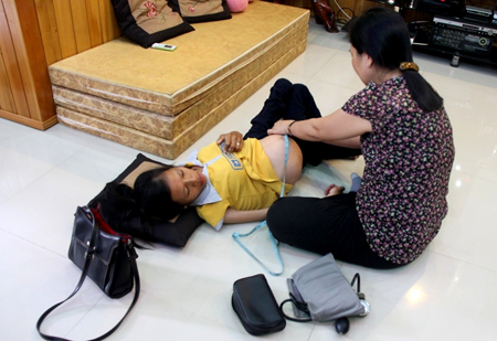 Bác sĩ khoa sản BVKH thăm khám thai cho chị Hạnh tại nhà trọ.