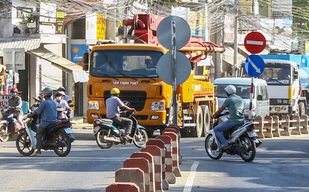 Tình trạng giao thông lộn xộn trên đường Lê Hồng Phong, Nha Trang