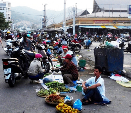 Cảnh buôn bán tự phát ở khu vực vành đai chợ Vĩnh Hải