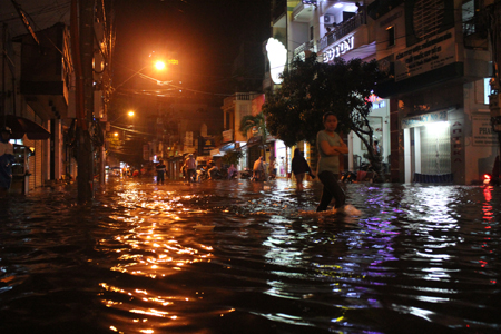 Mưa lớn ở Nha Trang, nhiều đoạn đường bị ngập sâu