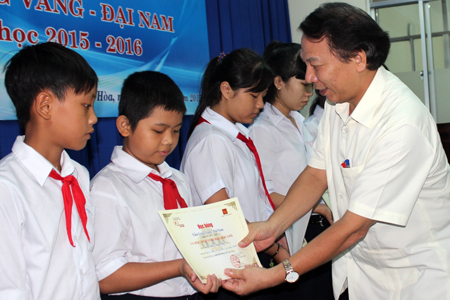 Ông Mai Đức Chính - Phó Chủ tịch Tổng Liên đoàn Lao động Việt Nam trao học bổng cho các học sinh.