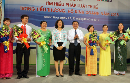 Ban tổ chức tặng hoa cho các đội.