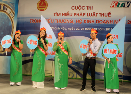 Phần thi chào hỏi của đội chợ Ba Ngòi.