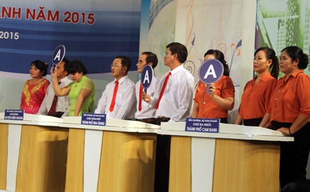 3 đội tham gia tranh tài.