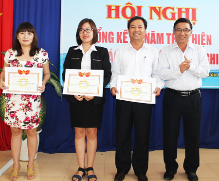 Lãnh đạo Sở Lao động - Thương binh và Xã hội trao giấy khen cho các tập thể, cá nhân xuất sắc