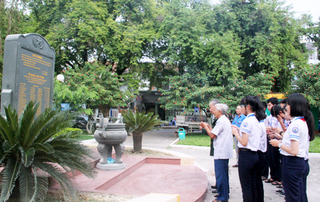 Thắp hương tưởng niệm liệt sĩ mặt trận Nha Trang - Khánh Hòa