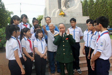 Các em học sinh nghe kể về lịch sử chiến dịch 23-10 tại Công viên Võ Văn Ký