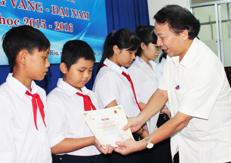 Ông Mai Đức Chính - Phó Chủ tịch Tổng Liên đoàn Lao động Việt Nam trao học bổng cho các học sinh