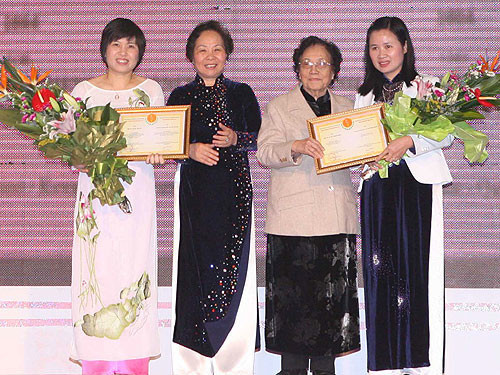 Cô Nhàn (ngoài cùng bên phải) nhận giải thưởng Kovalevskaia năm 2011. Ảnh: TNU