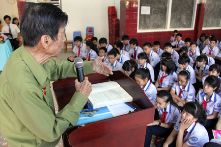 Thành viên ban liên lạc 23-10 kể về gương hy sinh anh dũng của liệt sĩ Võ Văn Ký tại trường THCS Võ Văn Ký (Nha Trang)
