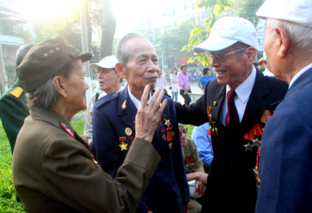 Các chiến sĩ mặt trận Nha Trang- Khánh Hòa hỏi thăm nhau trong ngày gặp mặt