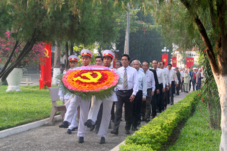 Lãnh đạo tỉnh đặt vòng hoa, dâng hương tưởng nhớ các liệt sĩ mặt trận Nha Trang - Khánh Hòa  tại Công viên 23-10, TP. Nha Trang