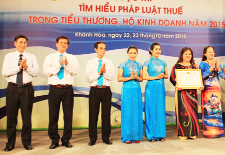 Đồng chí Lê Đức Vinh trao bằng khen cho đội đạt giải nhất