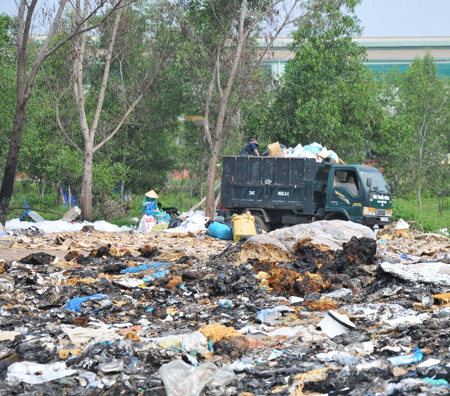 Phần rác này được giải thích là bị cháy lan do đốt cỏ...