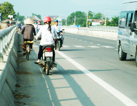 Lưu thông ngược chiều trên cầu