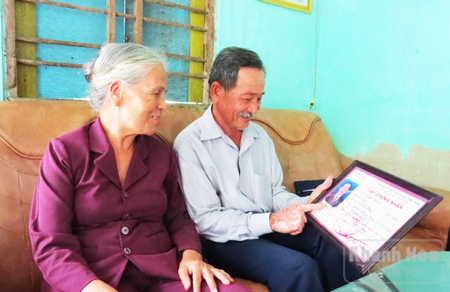 Ông Trần Trang và vợ xem lại giấy chứng nhận hiến xác cho Trường Đại học Y dược TP. Hồ Chí Minh