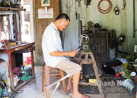 Anh Nguyễn Phượng Hoàng với tiệm sửa điện của mình