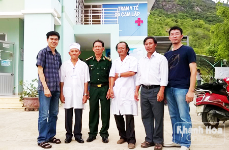 Anh Võ Văn Dương (thứ 2 từ trái sang) cùng với đồng nghiệp tại Trạm Y tế  xã Cam Lập - nơi anh đang công tác